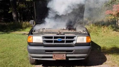 перегретый двигатель автомобиля