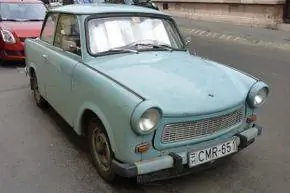 Панели кузова Trabant были сделаны из дюропласта, а двигатель дымил так, будто выбирал нового папу.