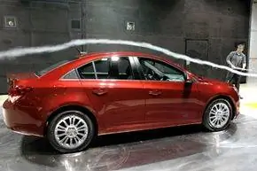 Chevrolet Cruze ECO 2011 года проходит испытания в крупнейшей в мире автомобильной аэродинамической трубе во время празднования 30-летия аэродинамической лаборатории General Motors в Уоррене, штат Мичиган.