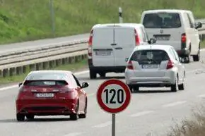 Устойчивая нога на педали акселератора может сэкономить много топлива в длительной поездке, поэтому попробуйте круиз-контроль вашего автомобиля. Устойчивая нога на педали акселератора может сэкономить много топлива в длительной поездке, поэтому попробуйте круиз-контроль вашего автомобиля.