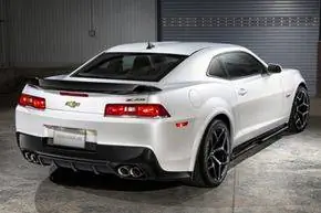 В Chevrolet Camaro Z/28 2014 года используется двойная выхлопная система и большие трубы диаметром три дюйма для низкого ограничения. Оптимизированный коллектор и выхлопная система улучшают крутящий момент и качество звука двигателя LS7. В Chevrolet Camaro Z/28 2014 года используется двойная выхлопная система и большие трубы диаметром три дюйма для низкого ограничения. Оптимизированный коллектор и выхлопная система улучшают крутящий момент и качество звука двигателя LS7.