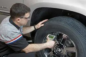 Технический специалист Goodwrench проверяет колеса и шины с помощью системы контроля давления в шинах (TPMS). Технический специалист Goodwrench проверяет колеса и шины с помощью системы контроля давления в шинах (TPMS).
