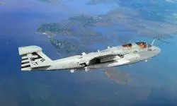 EA-6B Prowler из 23-й эскадрильи S alty Dogs of Air Test and Evaluation Squadron пролетает над Южным Мэрилендом. Самолет использует биотопливную смесь авиационного топлива JP-5 и рыжикового масла. Prowler успешно завершил свой первый полет на биотопливе.