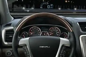 Проекционный дисплей GMC Acadia 2012 года позволяет водителям безопасно выезжать на шоссе, используя технологию, аналогичную той, которую используют летчики-истребители для точного управления движением на сверхзвуковых скоростях.