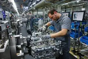 Рабочие собирают двигатели для автомобилей Porsche 911 на заводе Porsche в Цуффенхаузене, Германия. Сложная задача, бесспорно. По оценкам Ecomotors, количество движущихся частей в двигателе сократилось с 385 до 62, что значительно упростило его обслуживание.