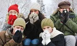группа людей сморкается, сидя на улице зимой группа людей сморкается, сидя на улице зимой