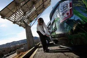 Хизер Ламмерс подключает Toyota Prius Hybrid, который заряжался от солнечной панели в Национальной лаборатории возобновляемых источников энергии (NREL) в Голдене, штат Колорадо.