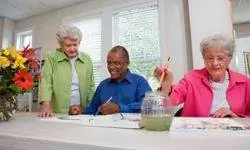 пожилые люди занимаются рукоделием