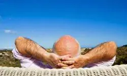 пожилой мужчина бездельничает