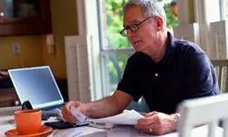 мужчина оплачивает счет