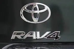 Логотип Toyota RAV4 изображен на задней части совершенно нового RAV4 в дилерском центре Toyota в Окленде, Калифорния.