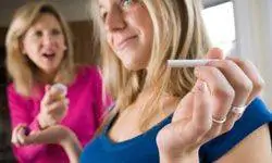 мать кричит на дочь