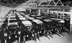 Вид внутри завода Ford Motor Company с рядами новых автомобилей Model T.