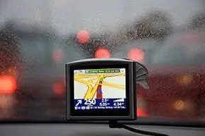 GPS прикреплен к окну с помощью присоски
