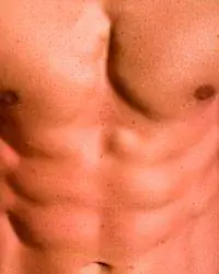 мужчина напряг пресс