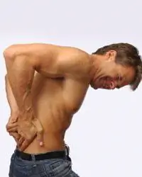 мужчина вытянул спину