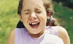 девушка чихает