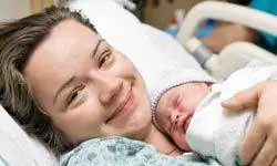 мать держит новорожденного