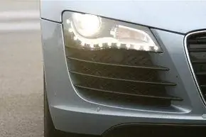 Фара спортивного автомобиля Audi R8 в Гревенброхе, западная Германия.
