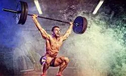 Спортсмен занимается тяжелой атлетикой
