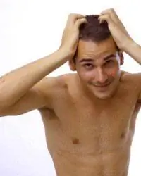 расстроенный мужчина без рубашки