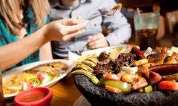 пара ест мексиканскую еду
