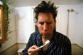 Мужчина собирается чистить зубы.