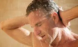 мужчина принимает душ