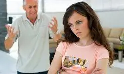 родитель кричит на подростка