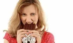 женщина ест шоколад