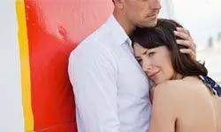 грустная женщина утешается