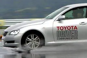 Toyota Mark X демонстрирует свою систему безопасности VGRS. VGRS, что означает рулевое управление с переменным передаточным отношением, управляет рулевым управлением, торможением и поворотом шин, чтобы уменьшить пробуксовку и занос при торможении и повороте на скользких поверхностях.