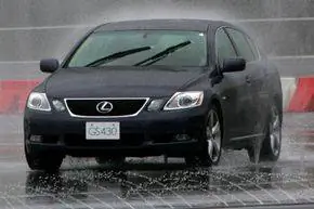 В этом Lexus GS удачно используются сложные инженерные решения, чтобы удерживать автомобиль прямо и обеспечивать безопасную езду.