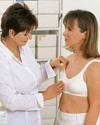 Слесарь Amoena, компании, поставляющей материалы для реконструкции груди, работает с женщиной, которой предстоит восстановить грудь.