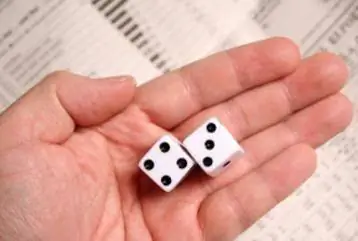 рука держит кости из газеты