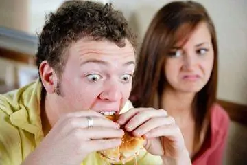 ест чизбургер