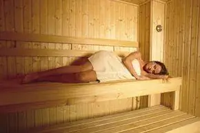 женщина в сауне