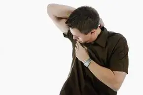 мужчина нюхает рубашку