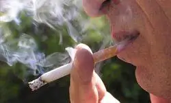 Крупный план интенсивно курящего мужчины