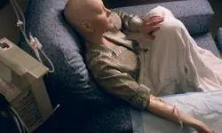 Молодая женщина получает химиотерапию.