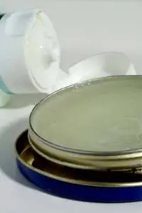 Можно ли использовать вазелин в качестве увлажняющего средства?