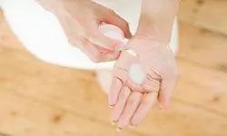 втирание лосьона в руки