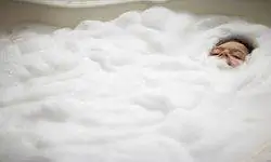 мальчик купается в ванне