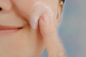 Женщина увлажняет кожу.