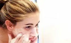 девушка моет лицо