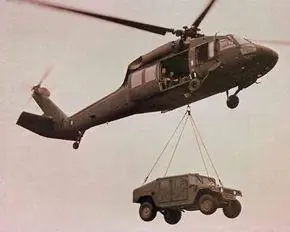 Вертолет перевозит Humvee по воздуху