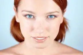 Женщина со светлой кожей крупным планом.