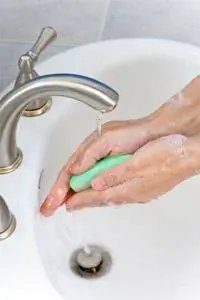 Мытье рук с мылом.