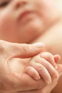 Рука матери и ребенка.