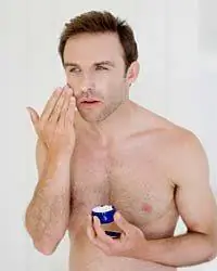 мужчина наносит лосьон